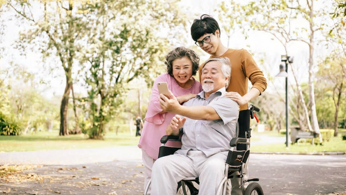 Đi dạo ngoài trời cùng ông nội trên xe lăn.