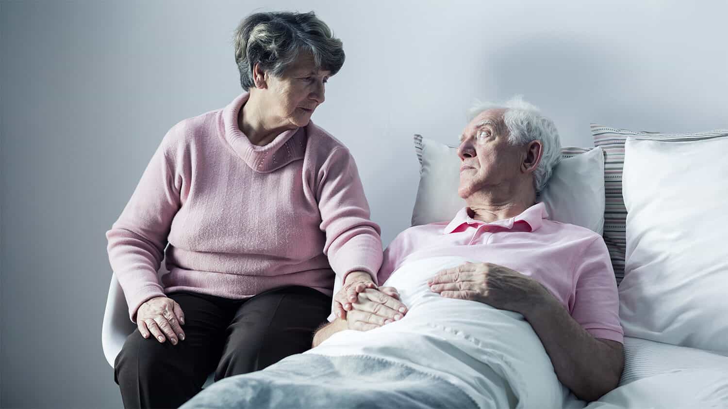 Một người già nằm liệt giường