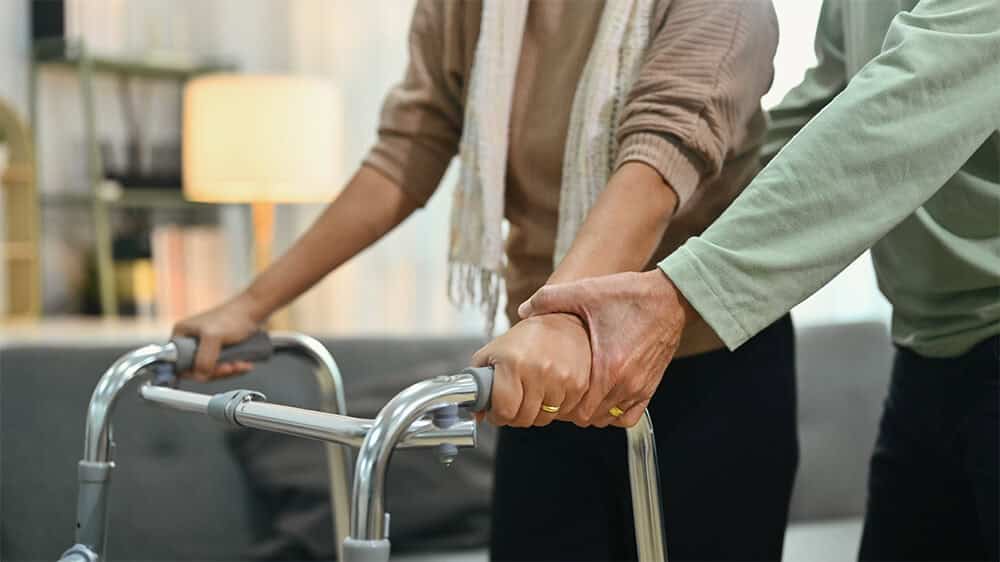Hỗ trợ người cao tuổi sử dụng khung đứng.